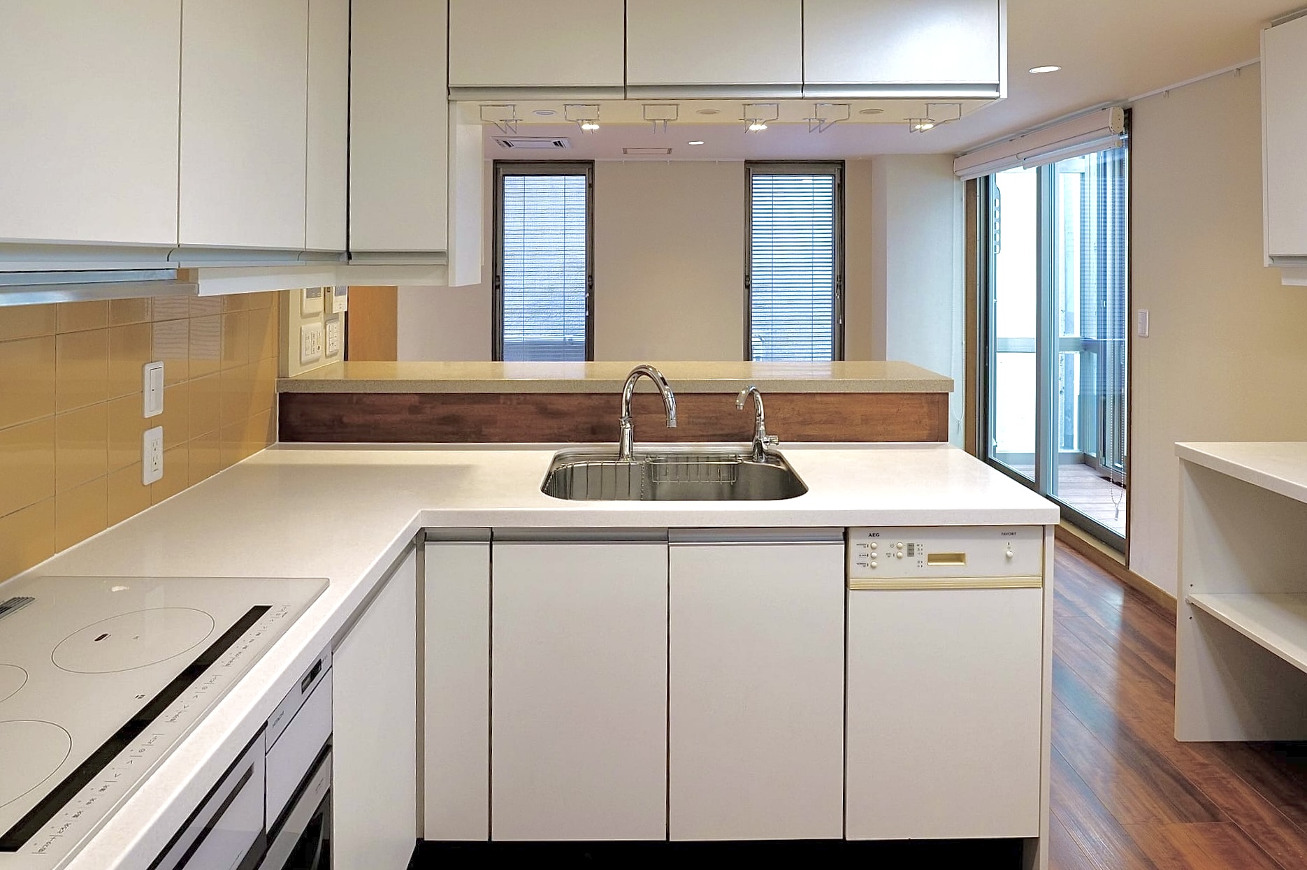 Kitchen sink with no-touch and purified-water taps