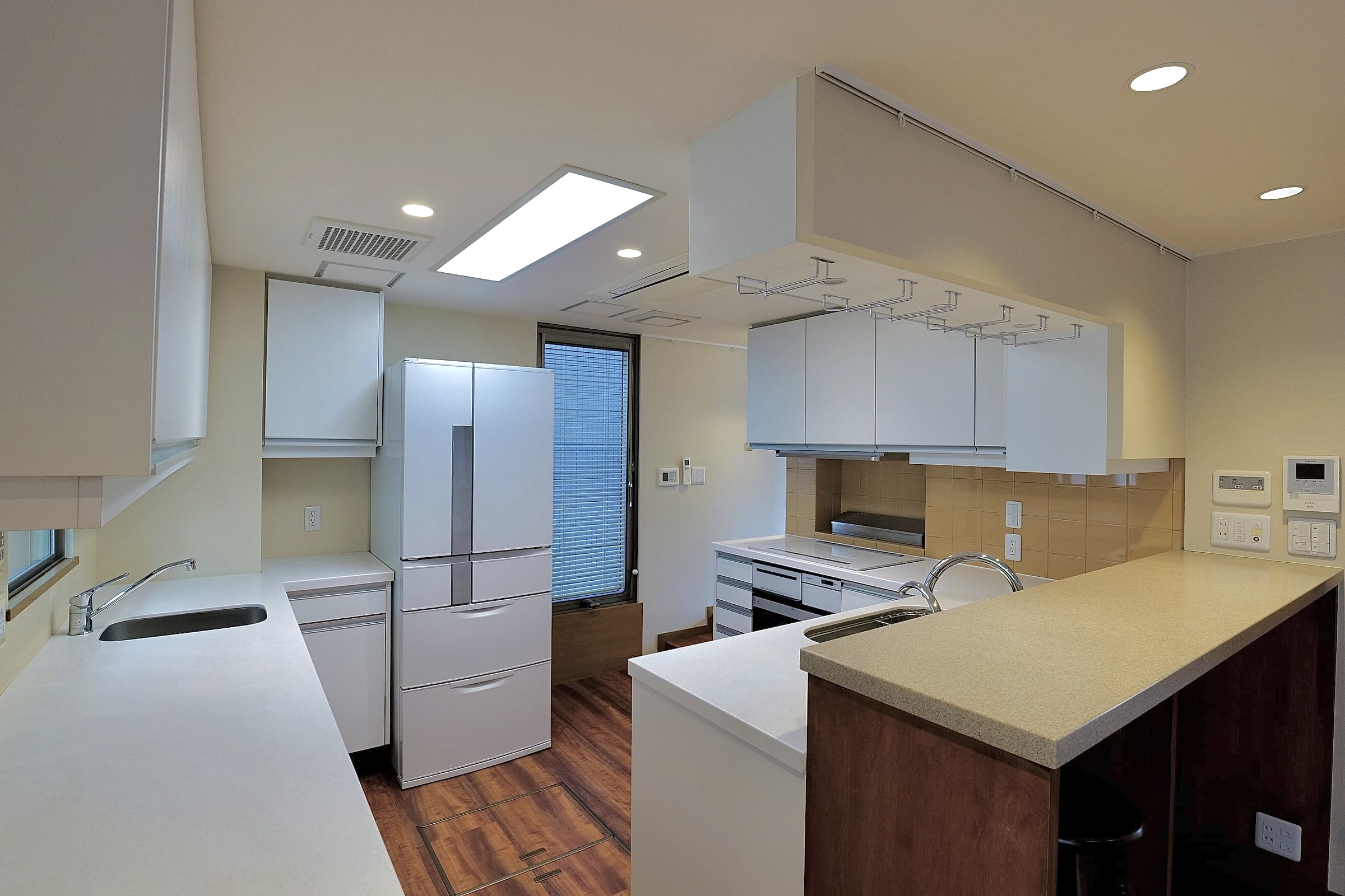 Main kitchen with bar counter