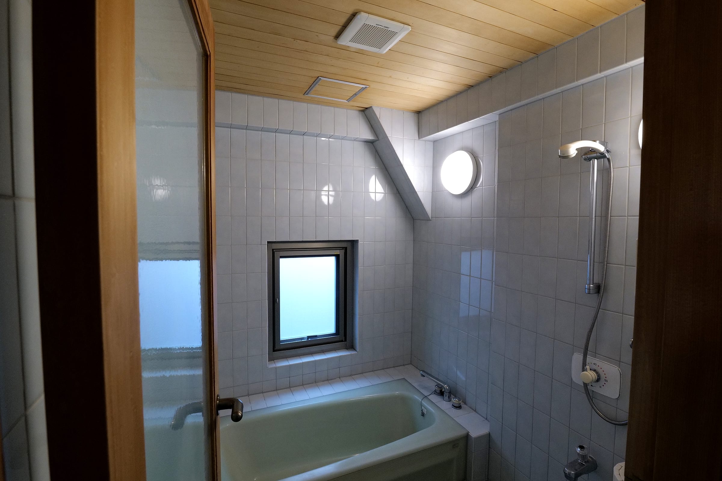 Hinoki-finished bathroom