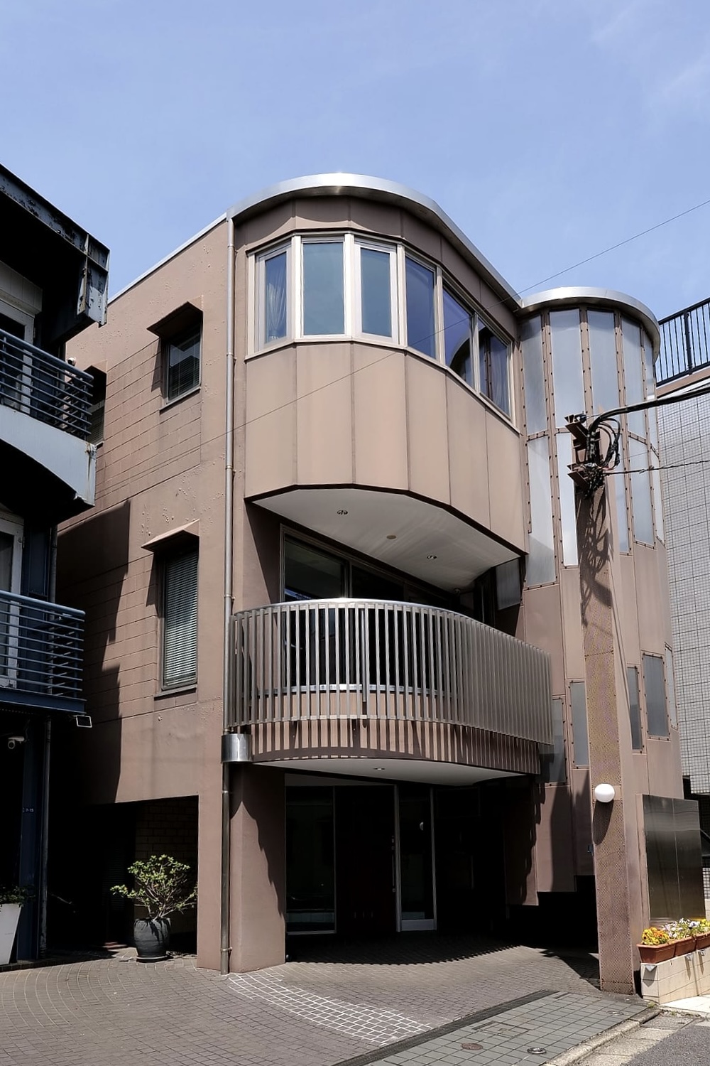 Street view of the curved concrete facade