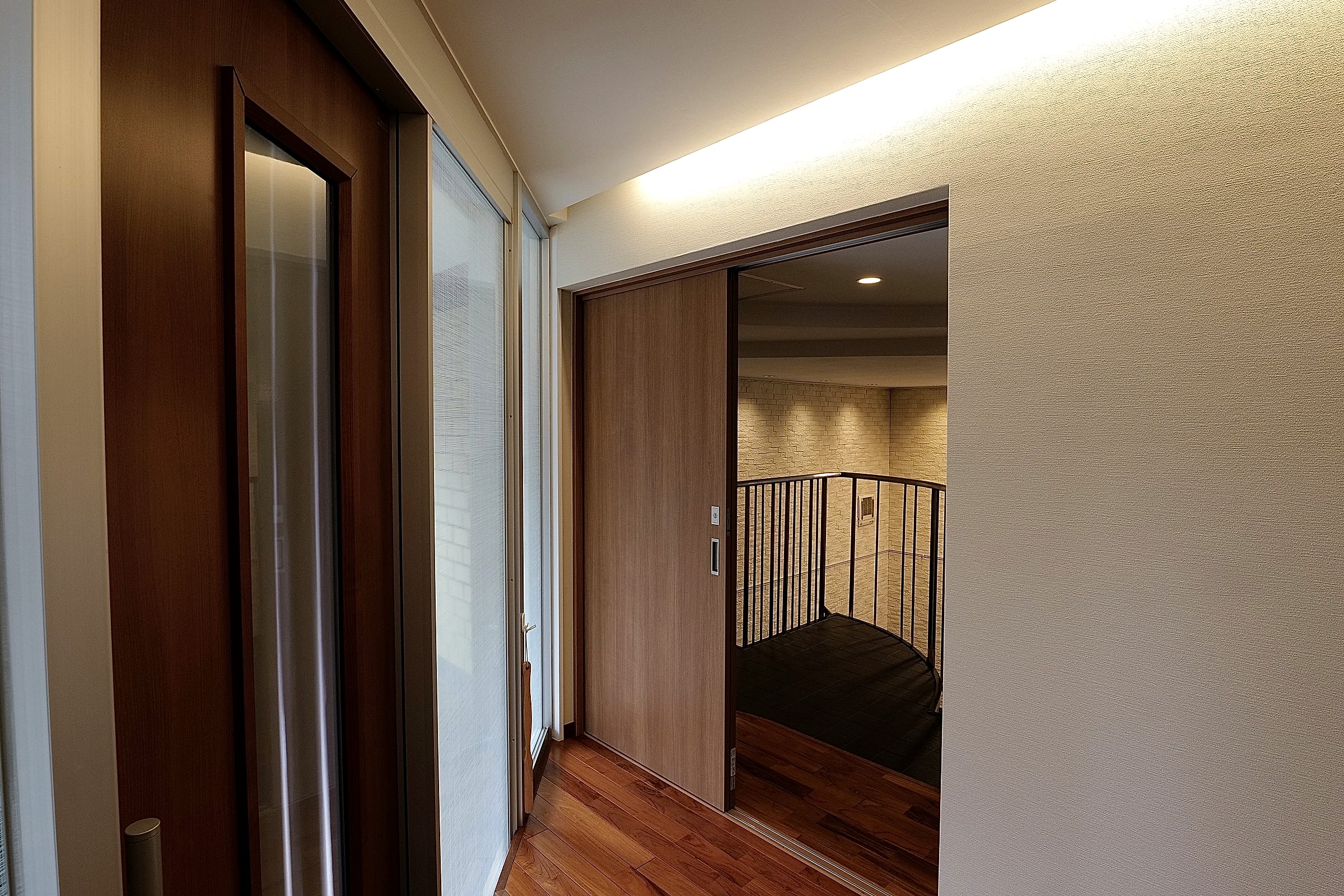 Passage down to the lower level